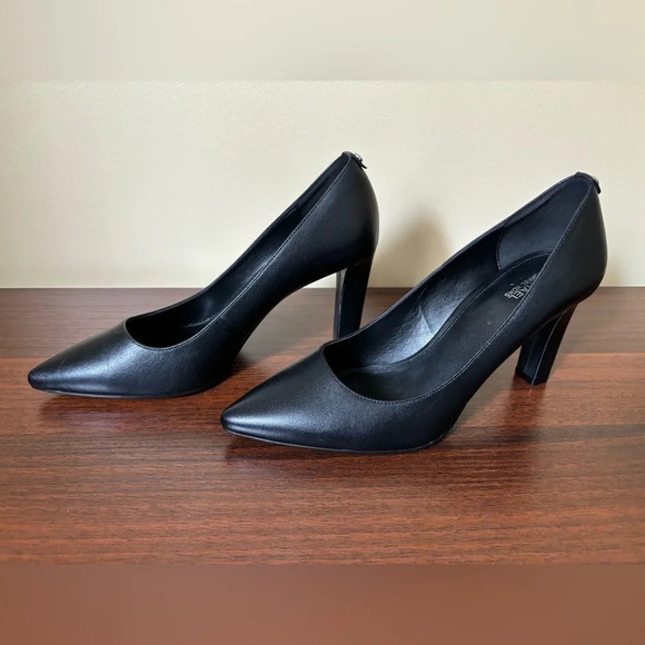 MICHAEL KORS Milly Pump - Picture 8 of 11